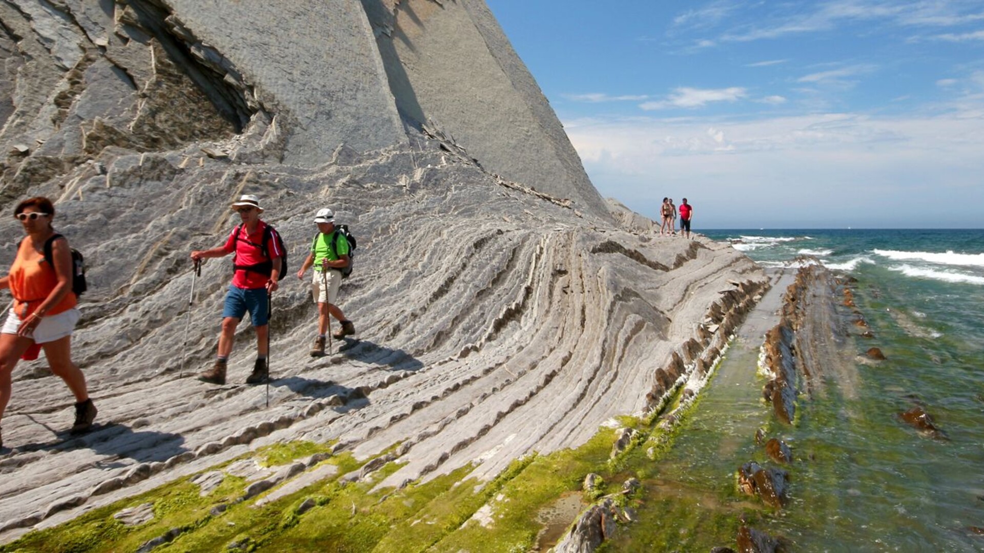 Randonneurs sur la playa de Sakoneta sur la côte du Pays Basque espagnol