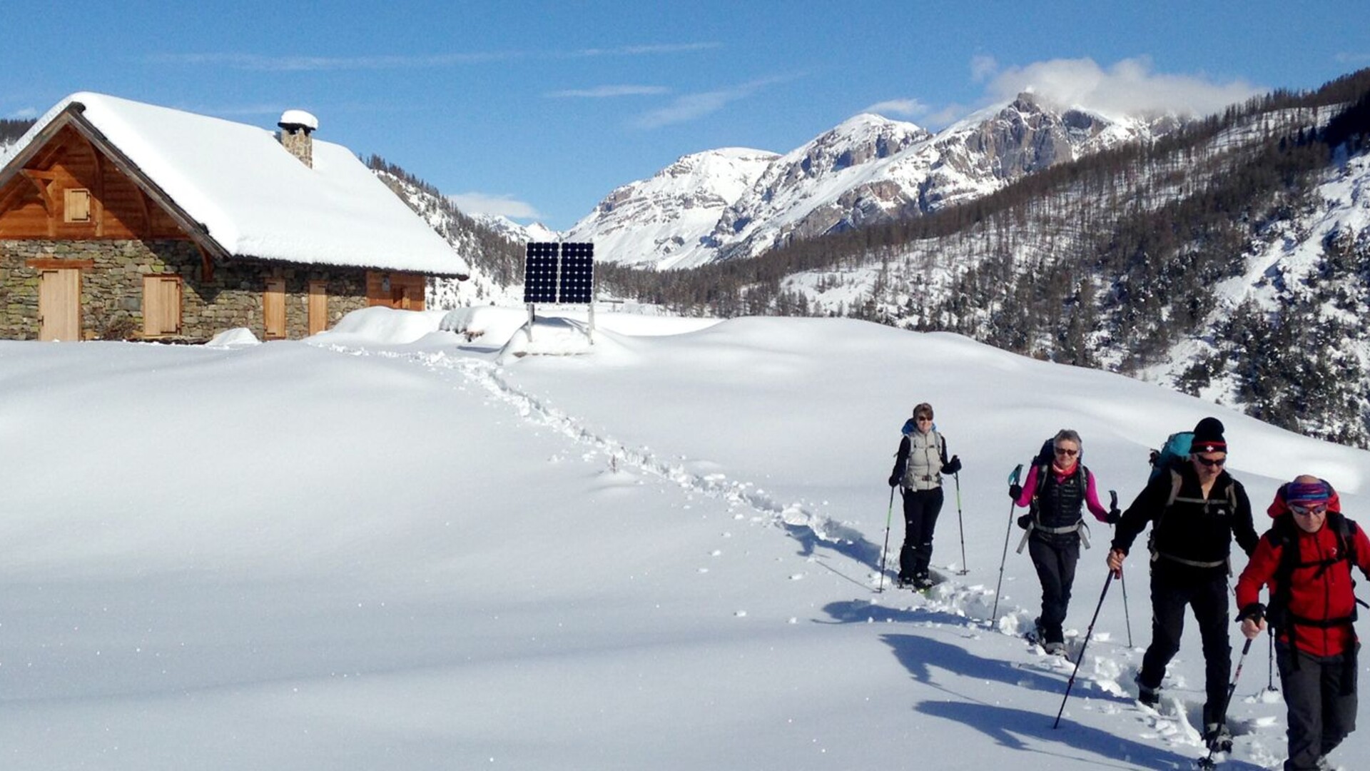 Randonneurs en raquettes dans le massif des Écrins