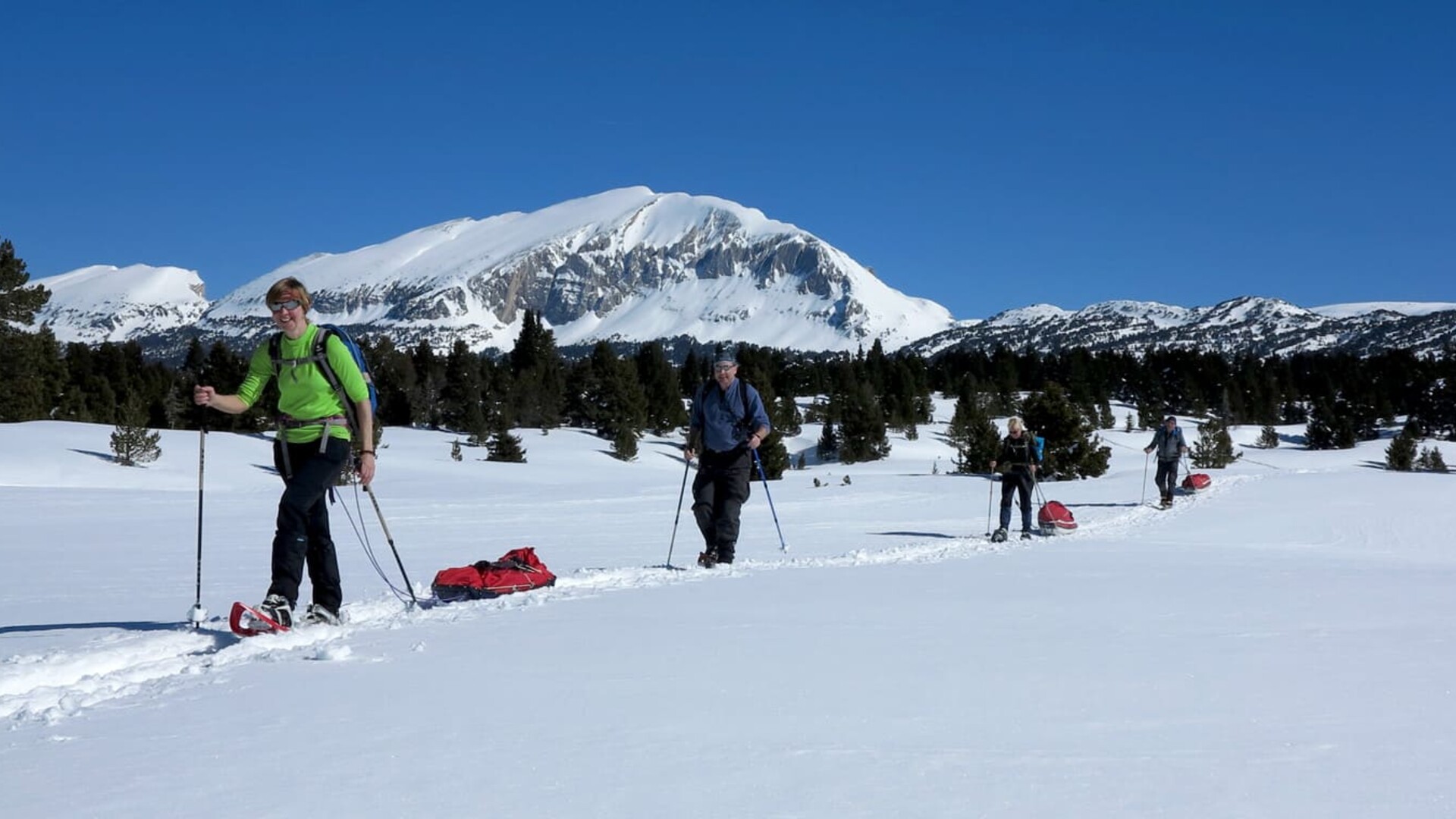 Raquettes et pulkas sur les hauts plateaux du Vercors, devant le Grand Veymont