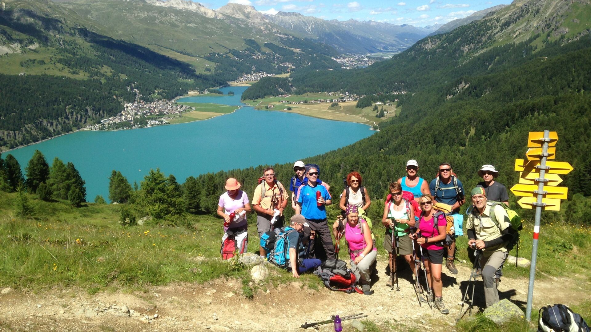 Un groupe de randonneurs à Silvaplanersee Silsersee, Engadine, Suisse, Europe