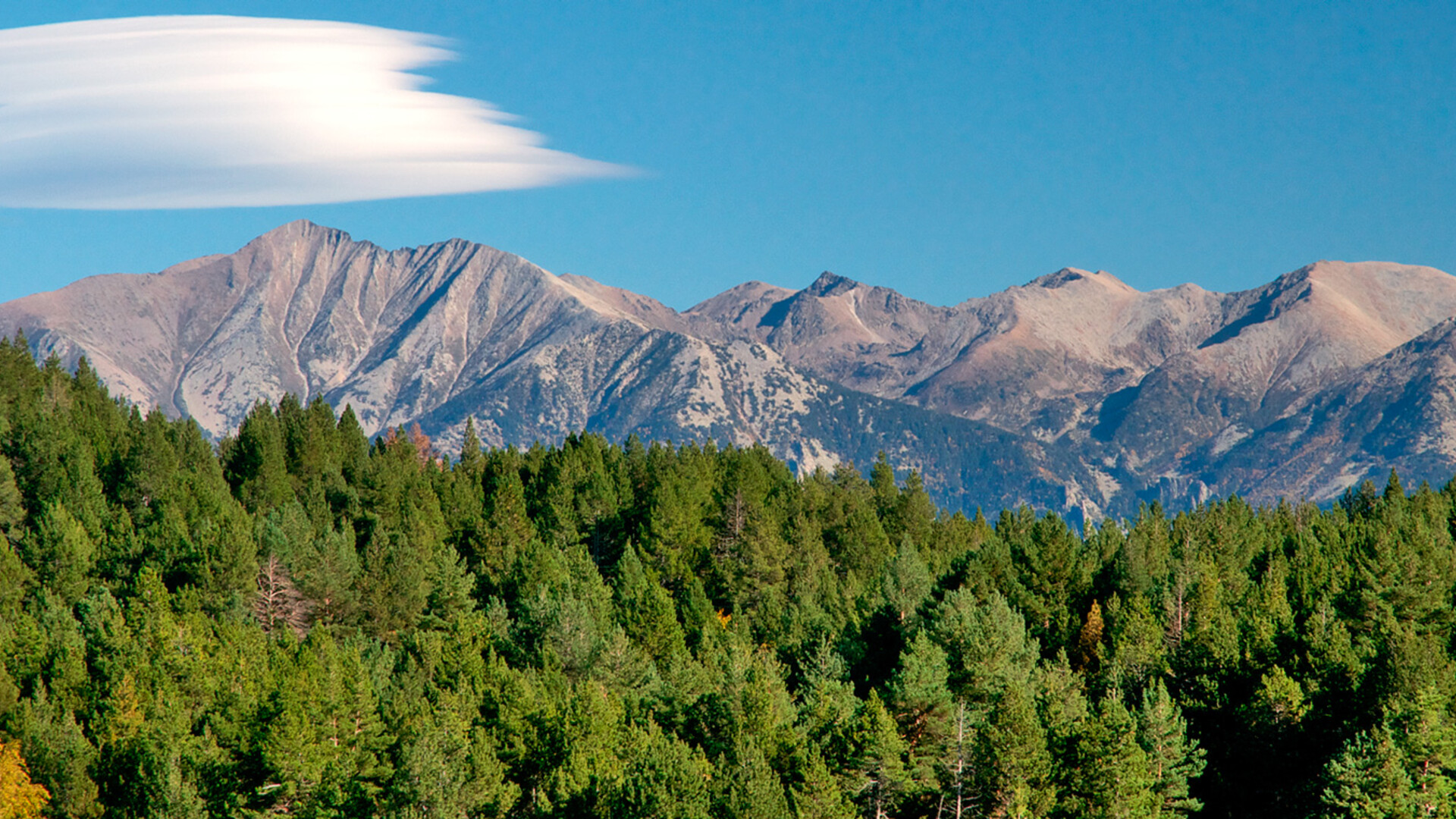 Vue sur le massif du Canigou dans les Pyrénées