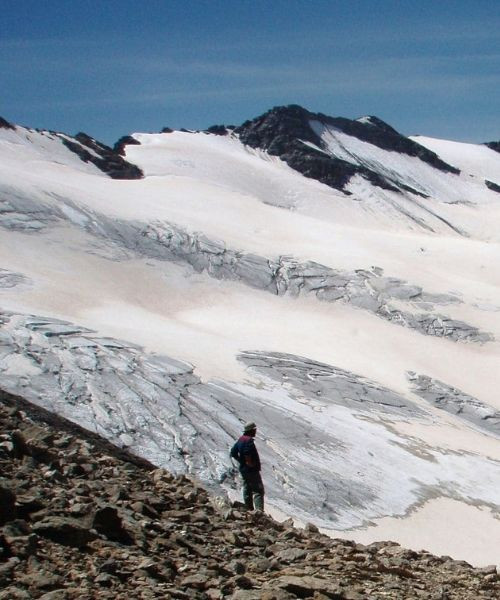 Randonneur devant le glacier de Grand Paradis © Mireille Schlaepfer