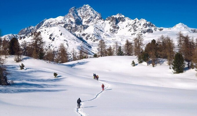 Randonnée en raquettes avec panorama sur le val Maira en hiver dans le Piémont en Italie