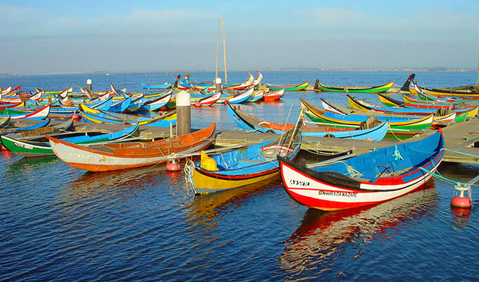 Bateaux sur la côte Atlantique du Portugal