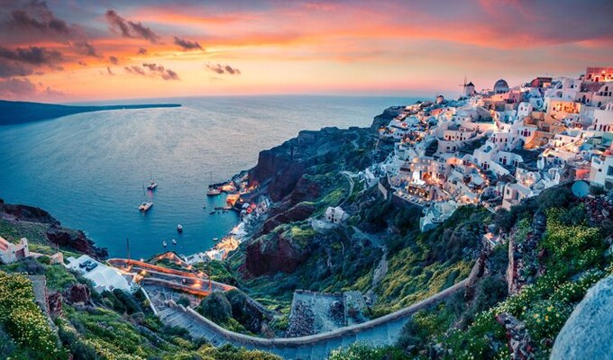 Coucher de soleil sur le village d'Oia, Santorin, Cyclades