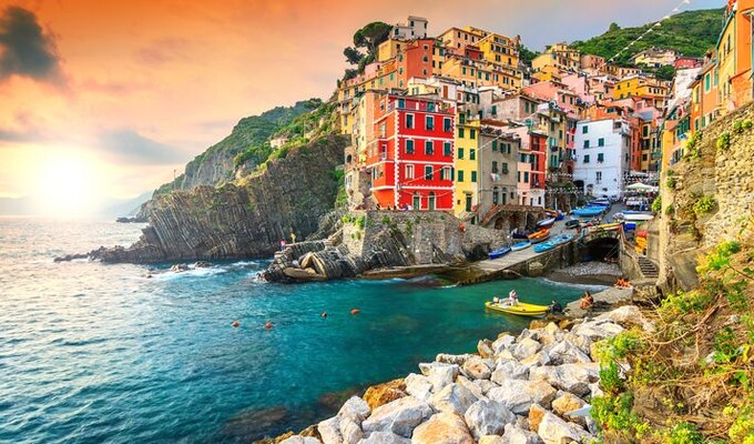 Coucher de soleil sur le village de Riomaggiore, dans les Cinque Terre