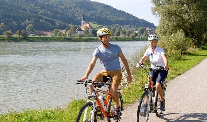 Couple à vélo le long du Danube