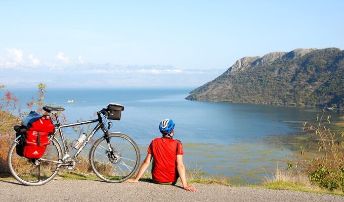 Cycliste près de Virpazar devant le lac de Skadar