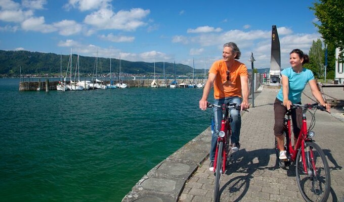 Cyclistes au bord du lac de Constance