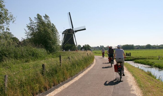 Cyclistes moulins Pays Bas