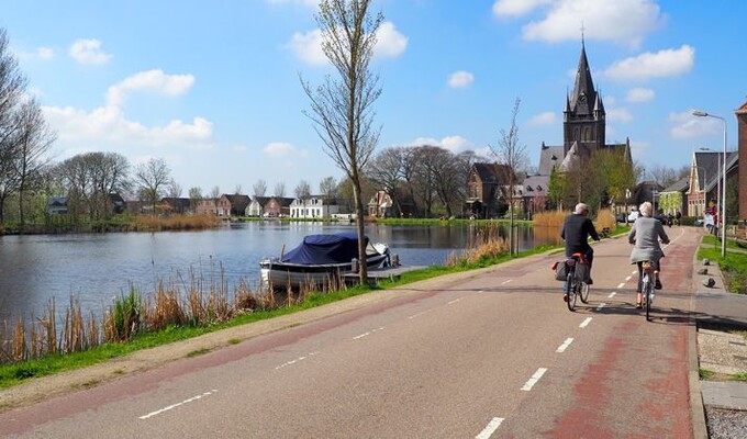 Cyclistes à Nes-sur-l'Amstel, aux Pays-Bas