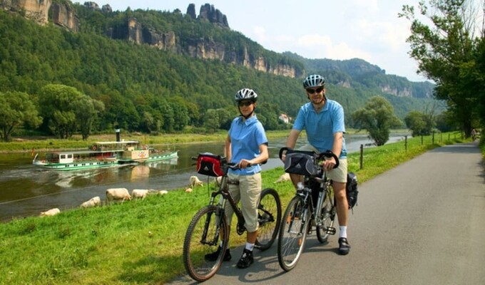 Cyclistes le long de l'Elbe