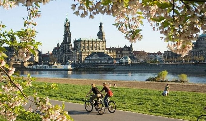 Cyclistes au bord de l'Elbe