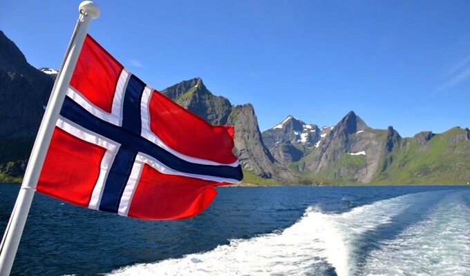 Le drapeau norvégien flotte dans le fjord de Reine, Lofoten