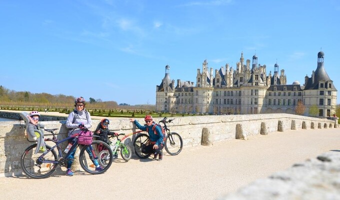 Famille à vélo devant le Château de Chambord