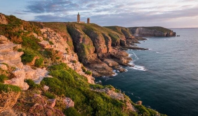 Le cap Fréhel et son phare à Plévenon en Bretagne