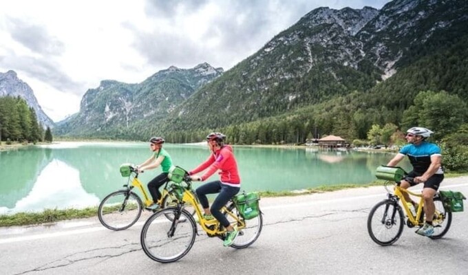 Vélo autour du lac de Dobbiaco dans les Dolomites 