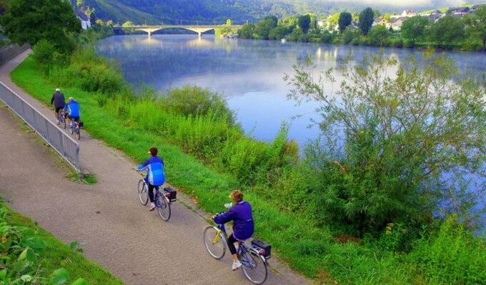 Vélo et bateau sur la Moselle