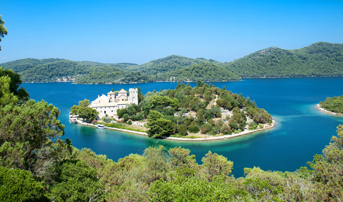 Monastère sur l'îlot de Sainte Marie dans le parc national de Mljet