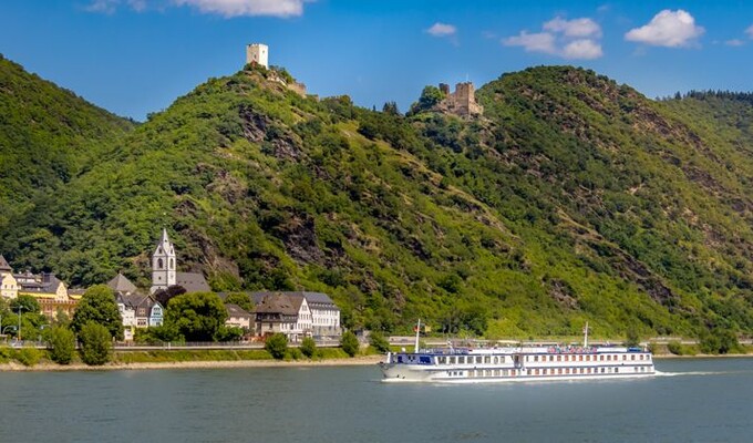 Le MS Olympia devant le château Sterrenberg à Kamp-Bornhofen, en Allemagne