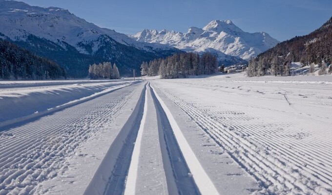 Piste de ski de fond sur le lac de Champfèr en Haute-Engadine