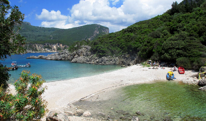 Plage de Limni près de Liapades sur l'île de Corfou