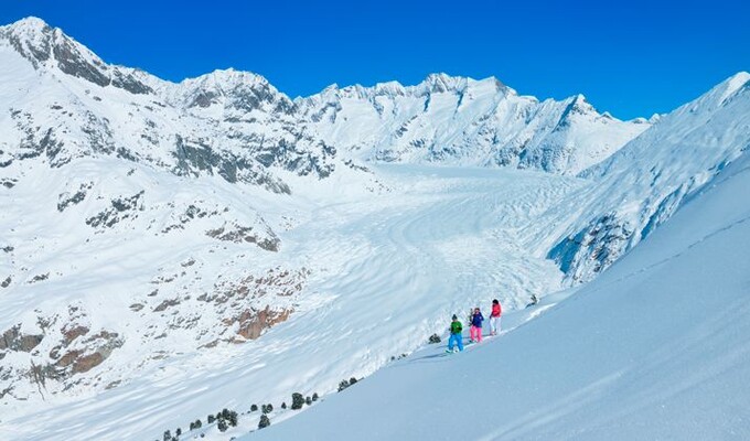 Randonnée en raquettes devant le glacier d'Aletsch, en Suisse