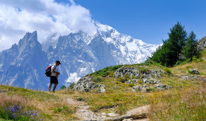 Randonneur sur le Tour du Mont Blanc