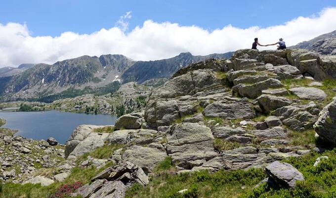 Randonneurs au-dessus du lac Long Supérieur, dans le Mercantour