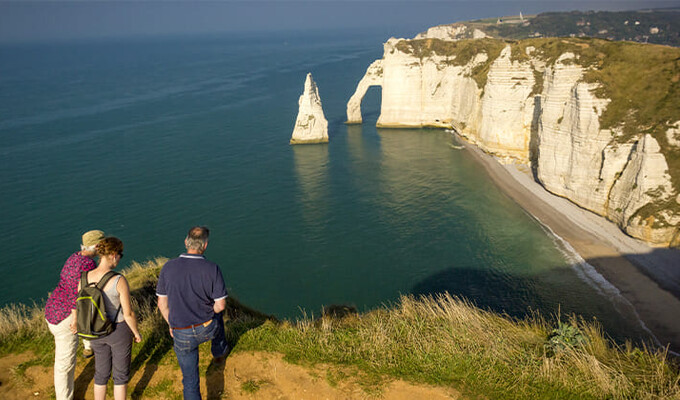 randonneurs sur la cote albatre-falaise d'etretat