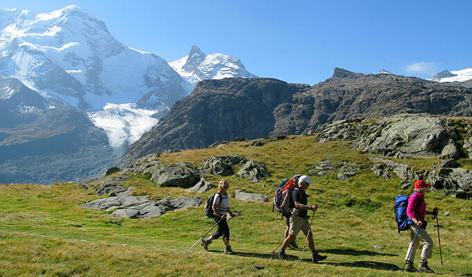 Randonneurs devant le sommet du Breithorn 