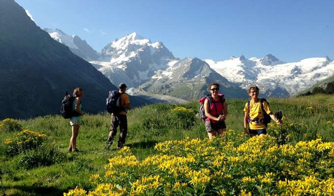 Randonneurs devant le Piz Roseg en Suisse