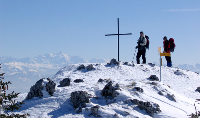 Randonneurs en raquettes dans le Jura