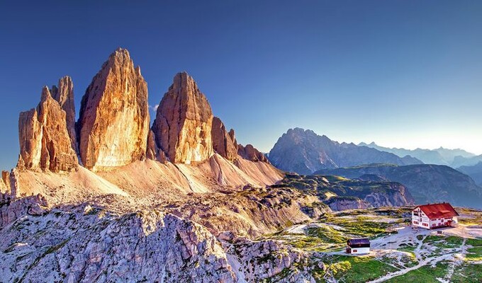 Les Tre Cime di Lavaredo et le refuge A. Locatelli dans les Dolomites