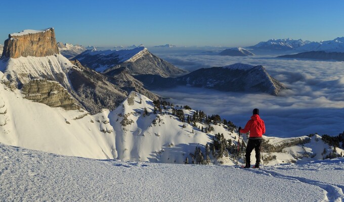 Vue sur le Mont Aiguille enneigé raquettes dans le Vercors, Trièves © AdobeStock