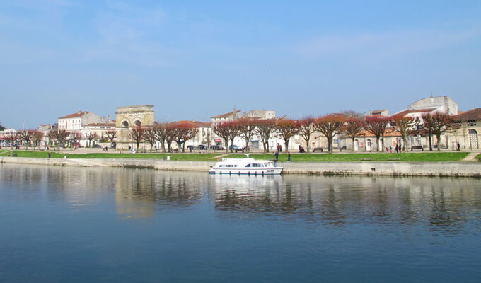 Ville de Saintes et la Charente