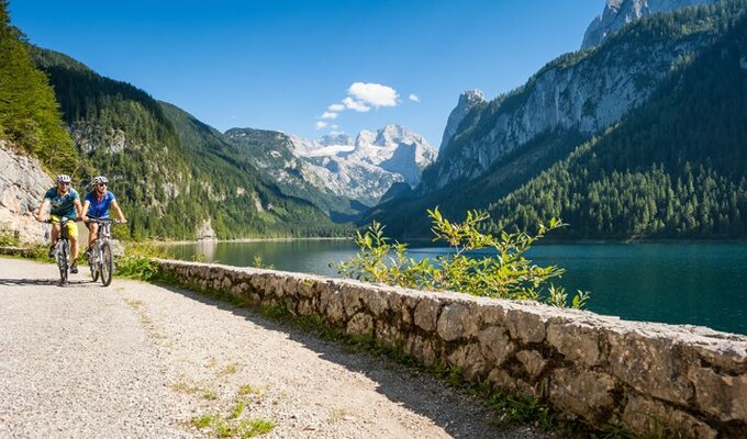 VTT au bord du lac de Gosau, en Autriche