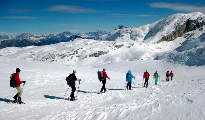 Les Dolomites avec la magie de l'hiver en raquette à neige