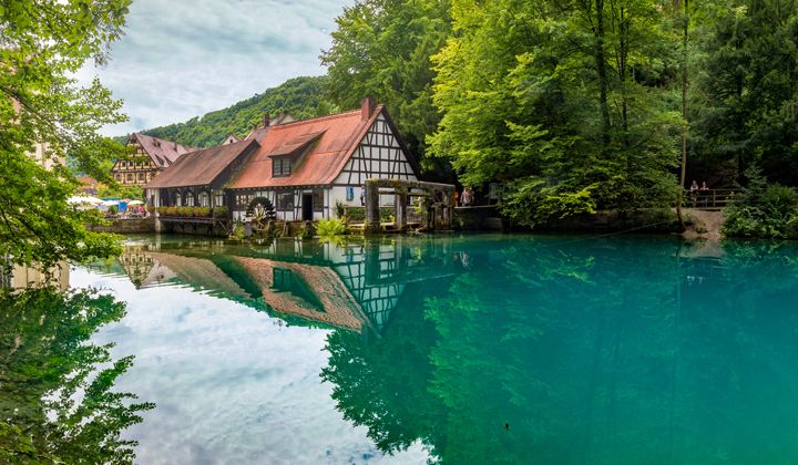 Le blautopf à Blaubeuren en Allemagne