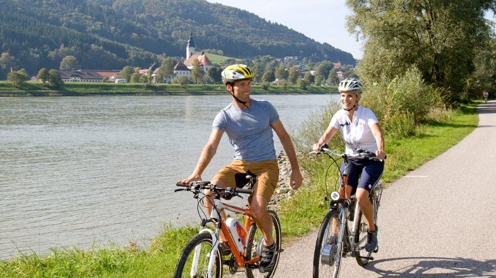 Couple à vélo le long du Danube