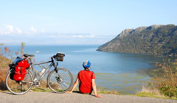 Cycliste près de Virpazar devant le lac de Skadar