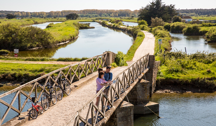 Cyclistes dans les marais de L'Île-d'Olonne