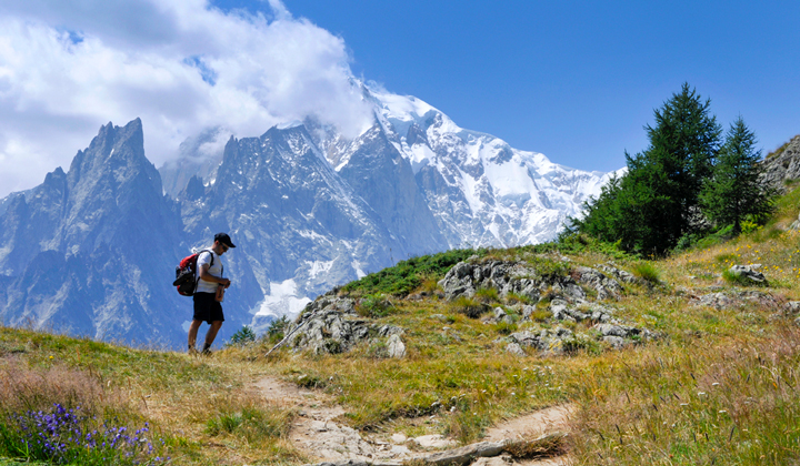 Randonneur sur le Tour du Mont Blanc