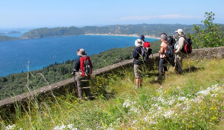 Randonneurs au-dessus de la baie d'Agios Georgios, Corfou