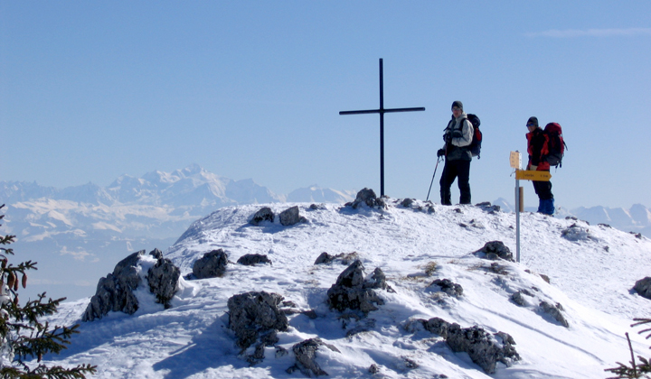 Randonneurs en raquettes dans le Jura