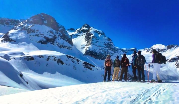 raquettes pyrénées avec un guide