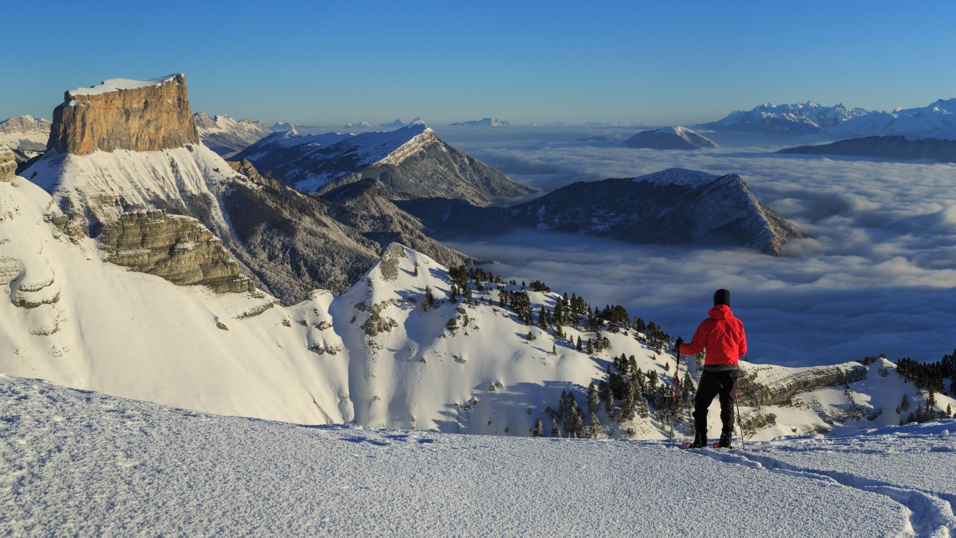 Vue sur le Mont Aiguille enneigé raquettes dans le Vercors, Trièves © AdobeStock