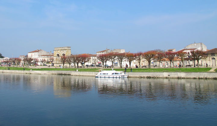 Ville de Saintes et la Charente